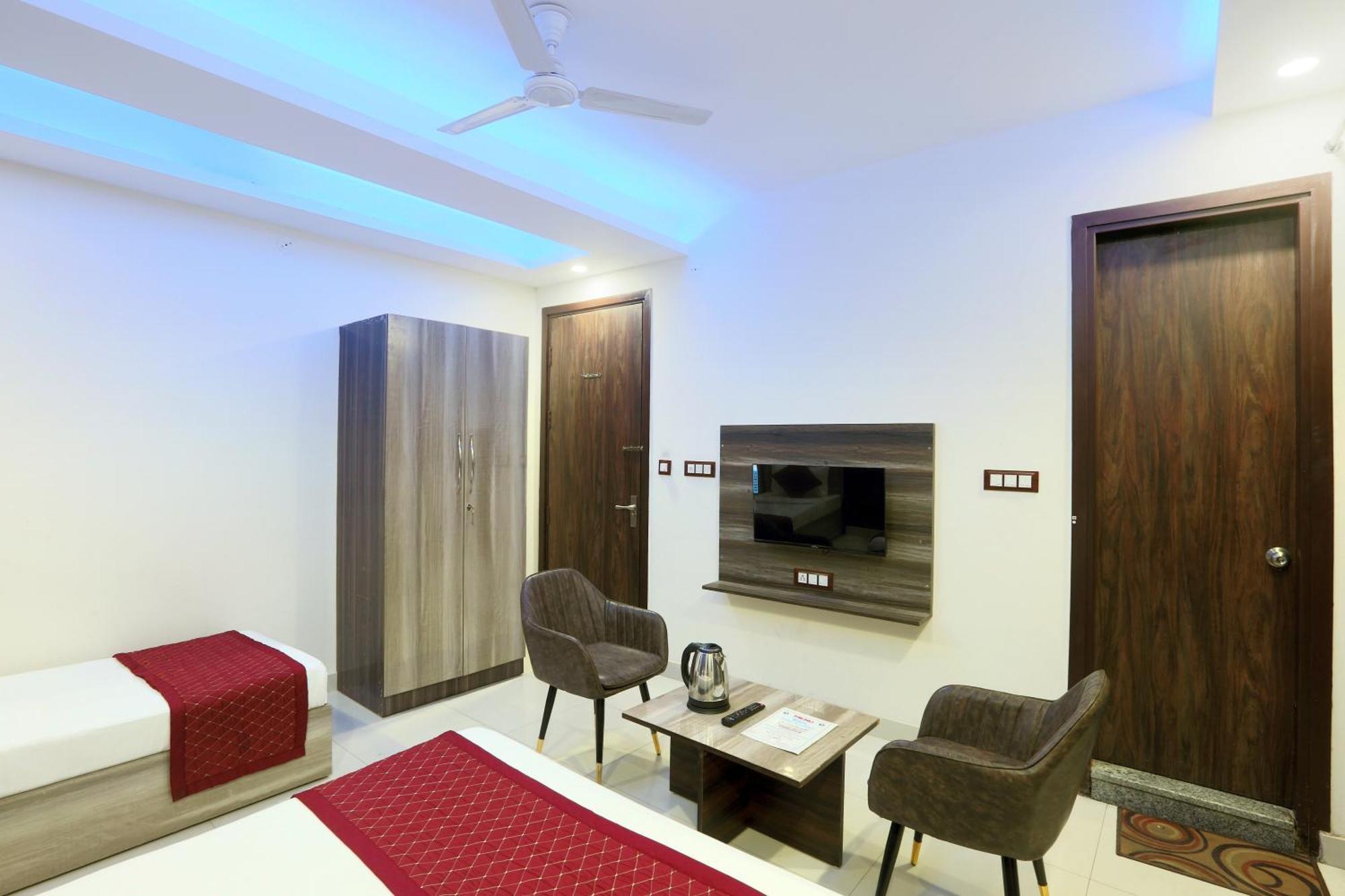 Red Velvet-airport Drop Free Delhi Couette-café New Delhi