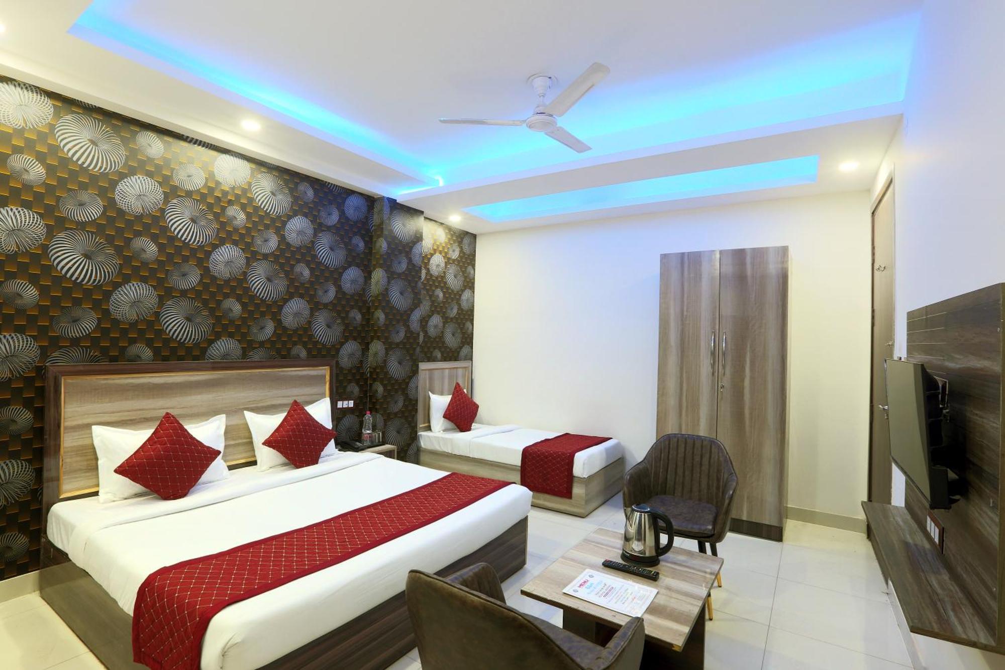 Red Velvet-airport Drop Free Delhi Couette-café New Delhi