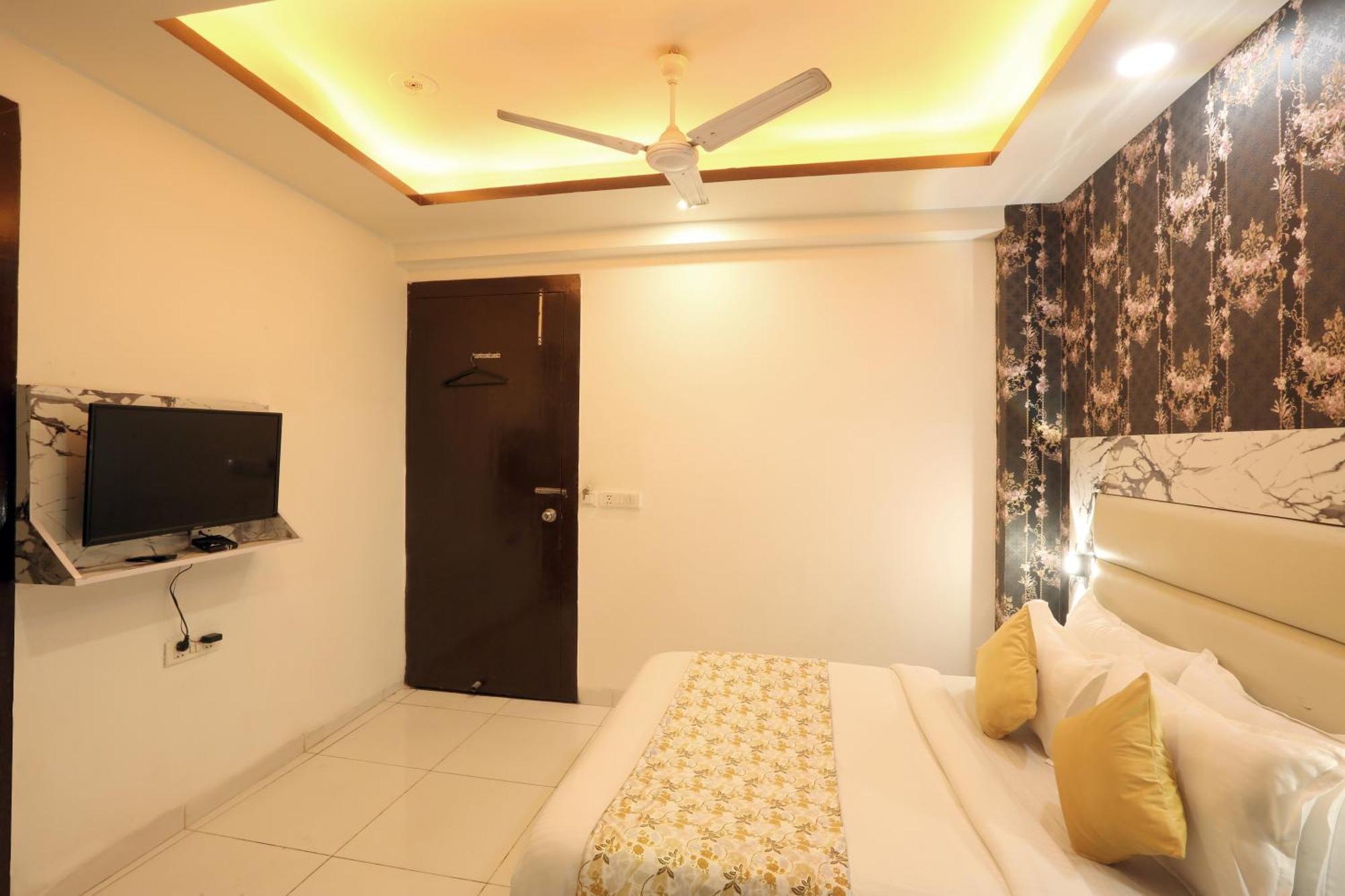 Couette-café Red Velvet-airport Drop Free Delhi New Delhi