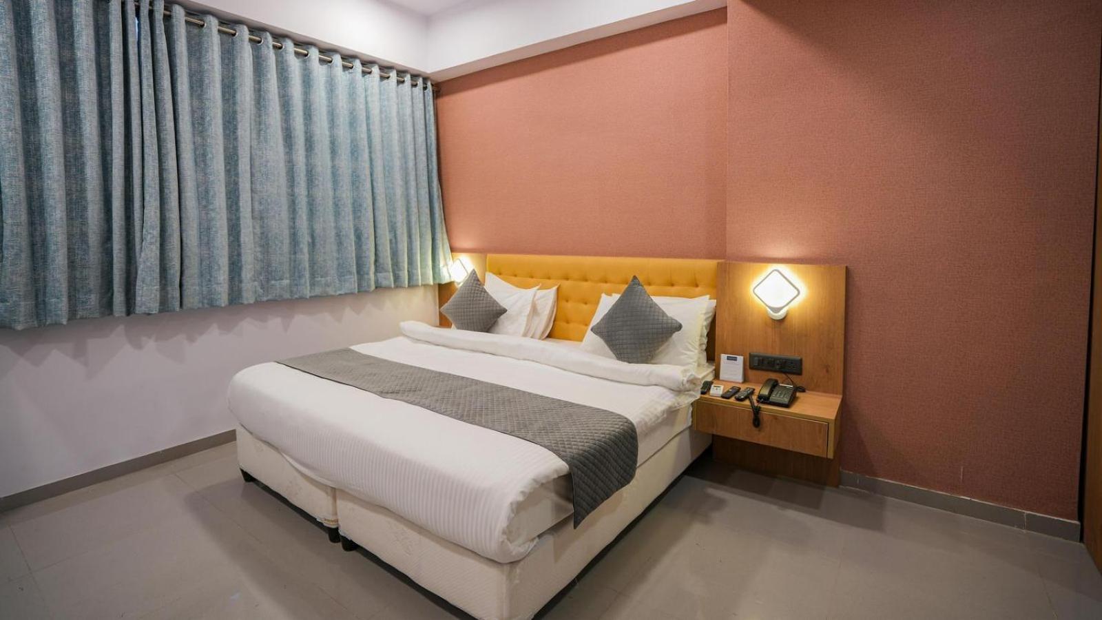 Red Velvet-airport Drop Free Delhi Couette-café New Delhi